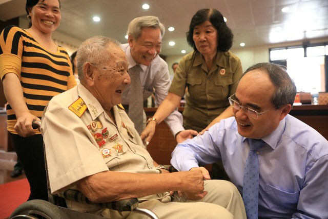 市委書記阮善仁與代表親切交談。（圖源：友科）