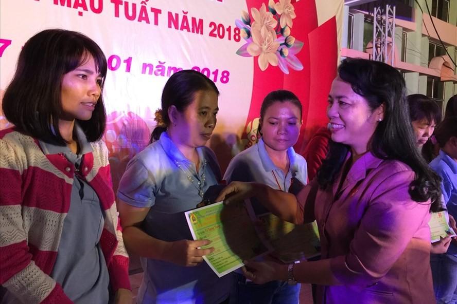 市勞動聯團主席陳金燕向工人們贈送春運車票。（圖源：黎雪）