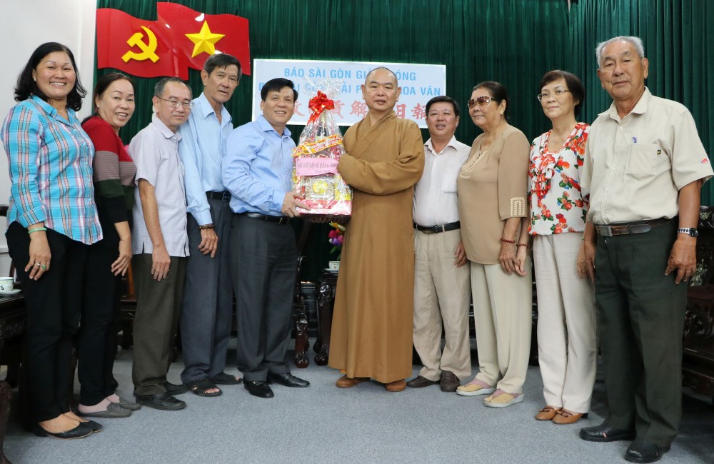 本報主編阮玉英(左五)接受代表團賀禮。