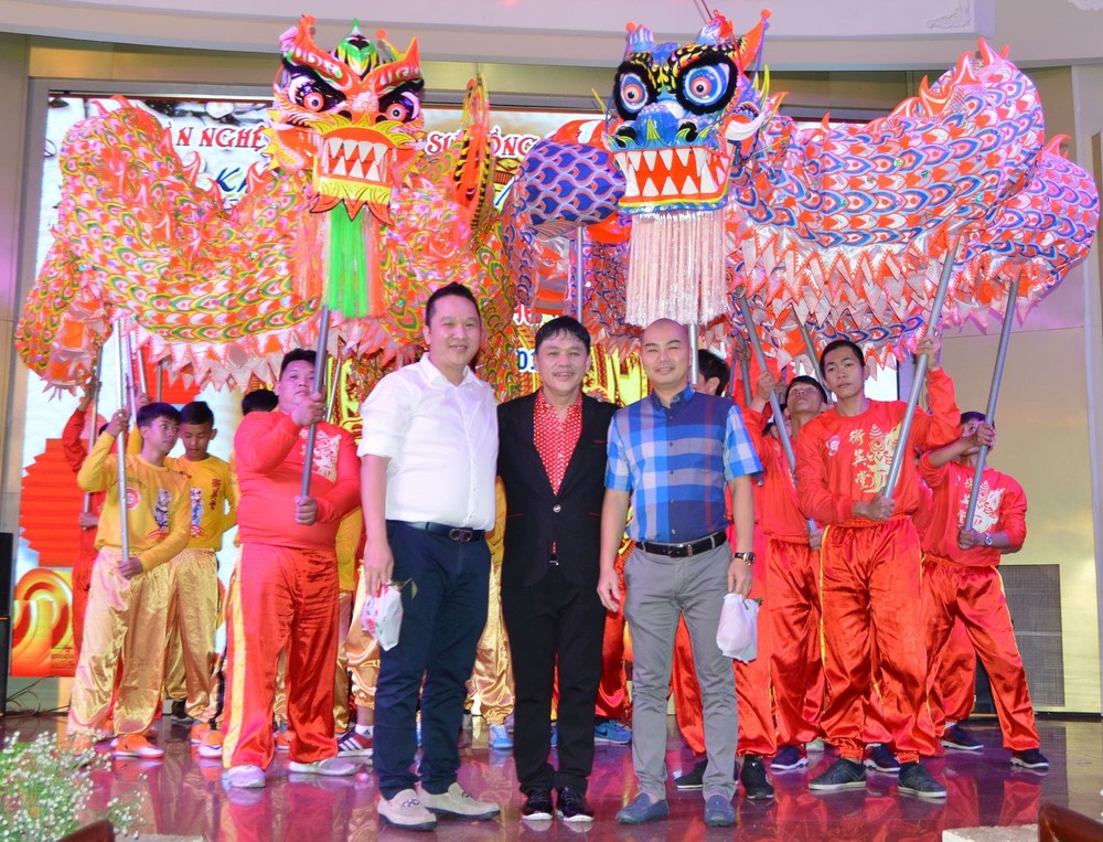 林日民(左)與劉家明(右)兩位正副會長 為雙龍點睛開光後合照。