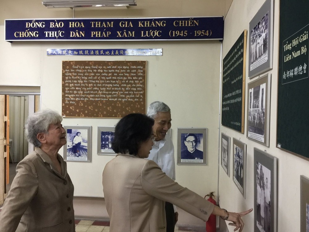 何增同志向工作團介紹華人抗戰事跡。