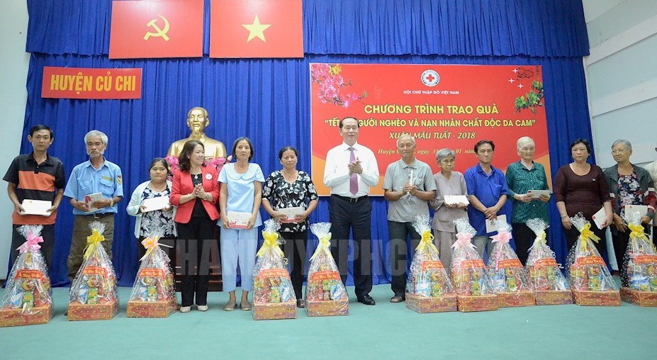 國家主席陳大光向古芝縣貧戶贈送春節禮物。（圖源：市黨部新聞網）