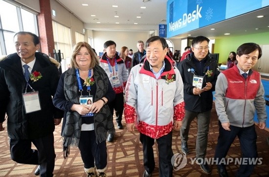 1月31日，在平昌冬奧會主新聞中心，冬奧會主委會主席李熙范（中）和國際奧會協調委員會主席古尼拉·林德伯格（左二）參觀內部設施。（圖源：韓聯社）