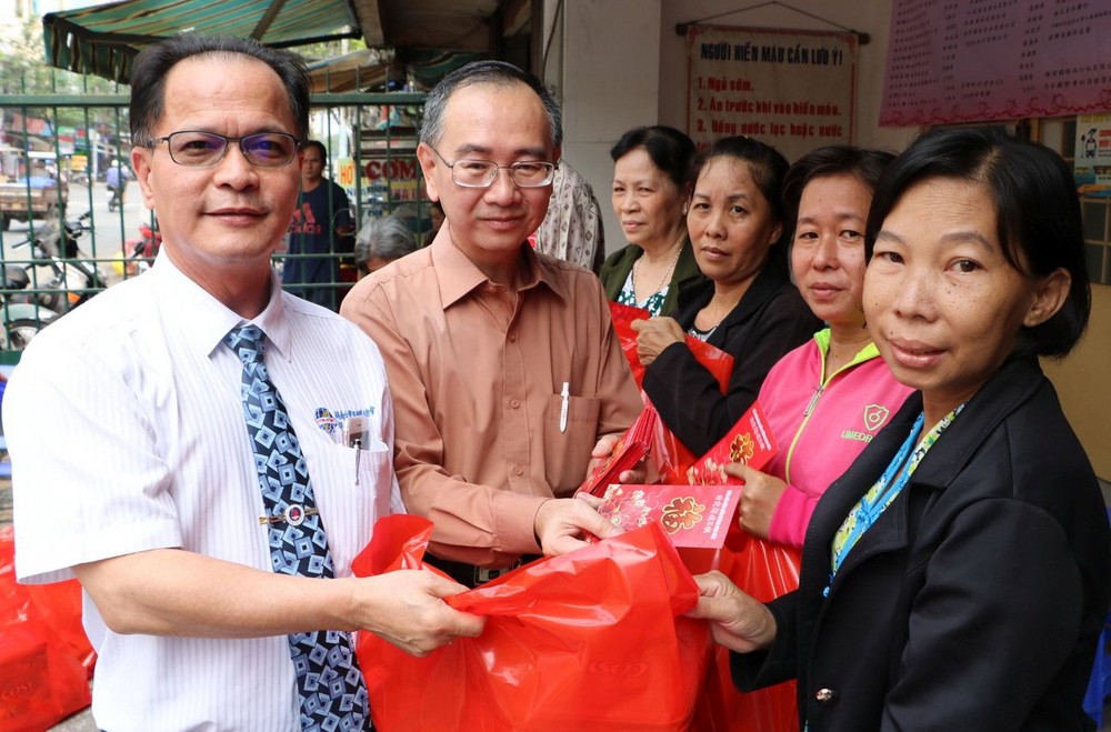 鄭文忠會長和范興主任向第六郡華人送禮。