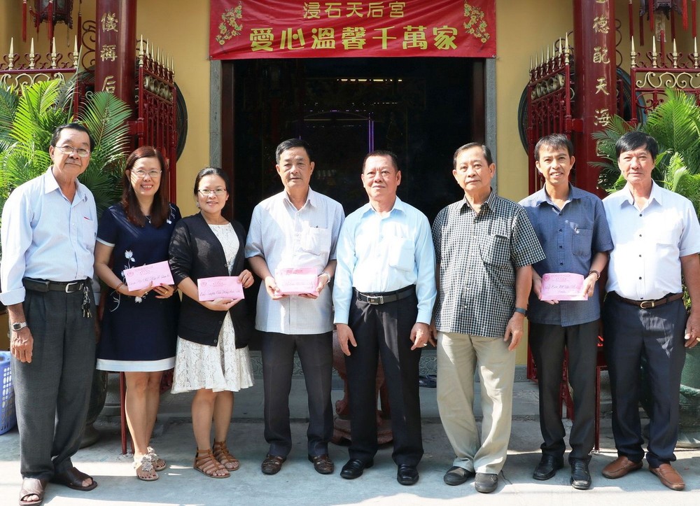 本市浸石天后宮理事長張敬和同副理事陳繼祥、張興盛等諸位理事贊助第十一郡祖國陣線委員會1億5000萬元，古芝縣祖國陣線委員會1億元，第六郡紅十字會和華文《西貢解放日報》各5000萬元。