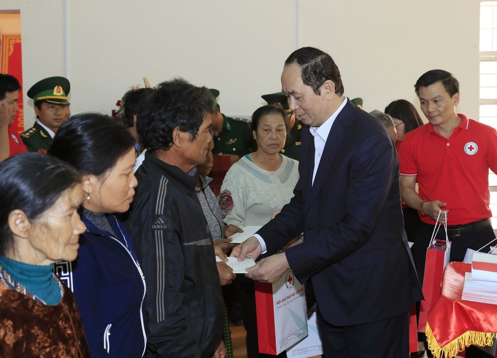 國家主席陳大光向貧戶贈送春節禮物。（圖源：越通社）