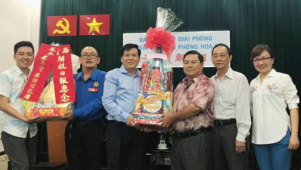 市統一粵劇團顧問會會長丁文森伉儷、常值副會長羅煥民與風水建昌堂兼粵劇團顧問會常值副會長陳建昌，昨(2)日下午前來向本報拜年。