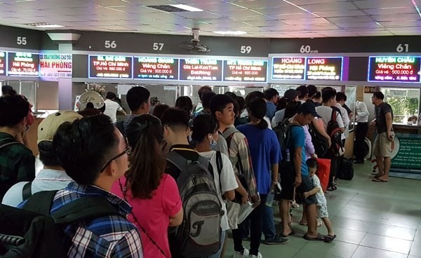 市交通運輸廳副廳長陳光霖勸喻民眾勿購買黑市車票。圖為民眾在排隊購買春運車票。（示意圖源：何芳）