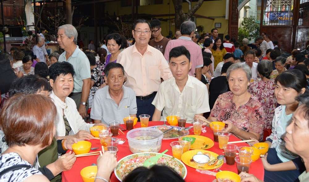 劉南標慈善組長招待眾善信。