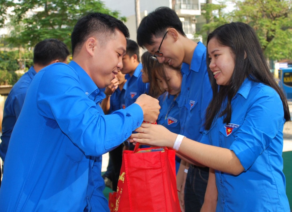 共青團第五郡郡委郭忠孝向貧困青年贈送禮物。