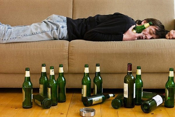 酗酒者可能出現幻覺、妄想、嚴重的暴力傾向。（示意圖源：互聯網）