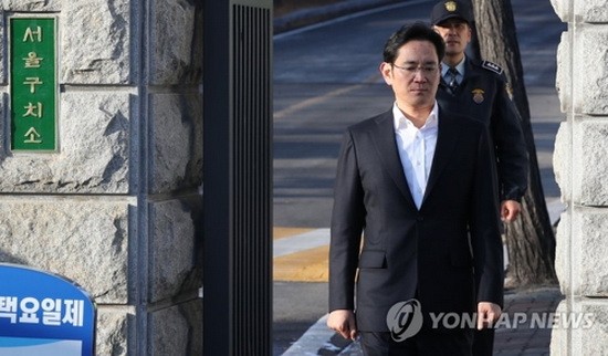 2月5日，在京畿道義王市的首爾拘留所，三星電子副會長李在鎔在二審判決被判處有期徒刑2年6個月、緩刑4年。圖為李在鎔被捕353天後獲釋，表情平淡地走出拘留所。 （韓聯社）