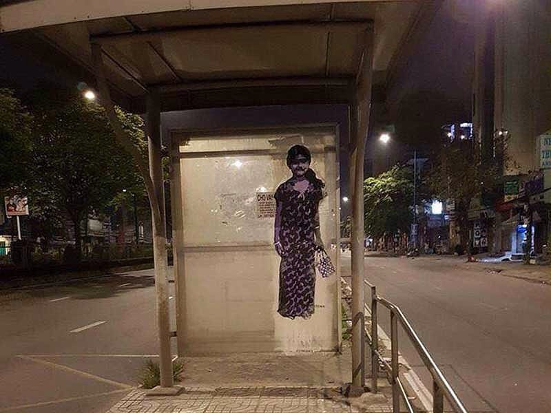 在第十二郡樂觀寺附近鄰近街市的巴士亭，近幾月來存在一個蓬頭垢臉、四肢不全，看起來挺驚嚇的少女油畫圖像。