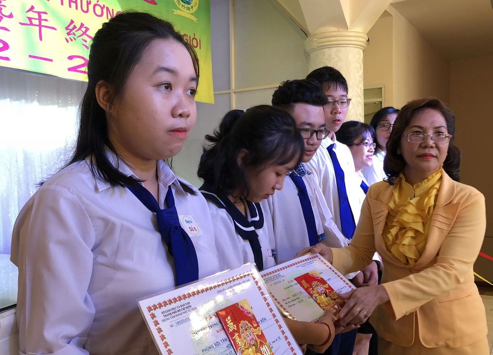 陸燕媚校長頒獎給優秀生。