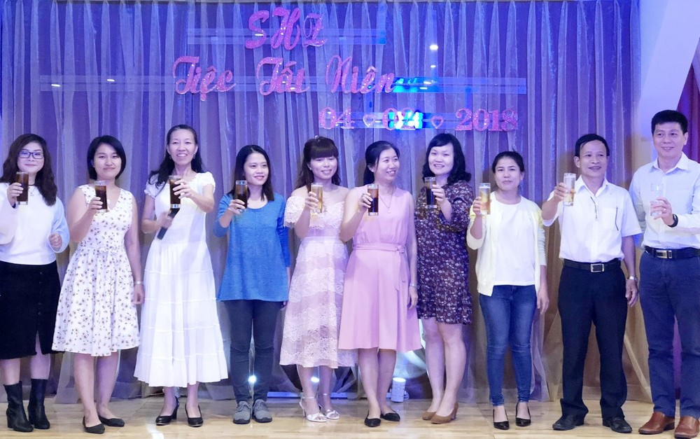 林珮玲校長（左三）向老師們予以祝賀。