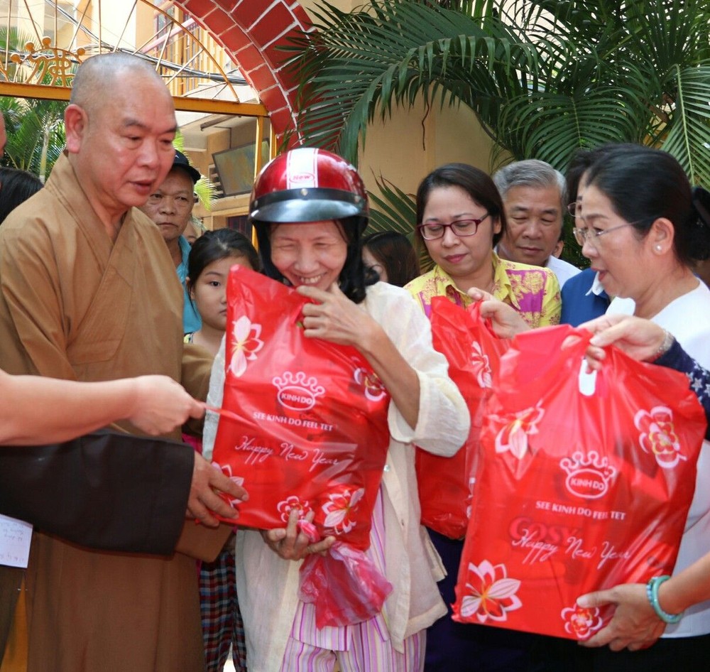 武氏蓉同志和釋慧功上座向窮人贈送禮物。