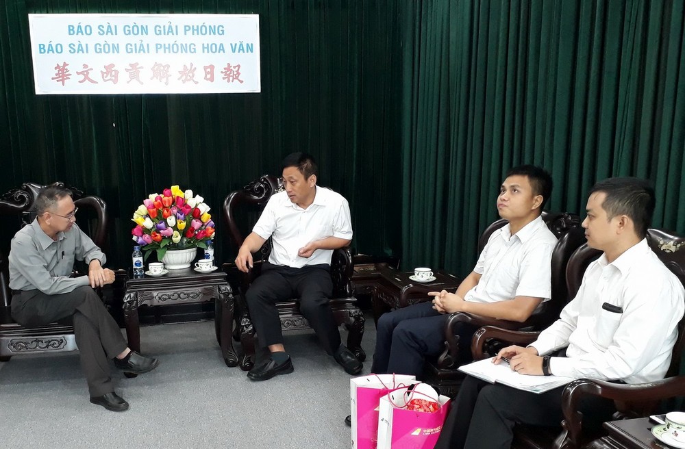 范興主任（左）接待南航駐本市代表。