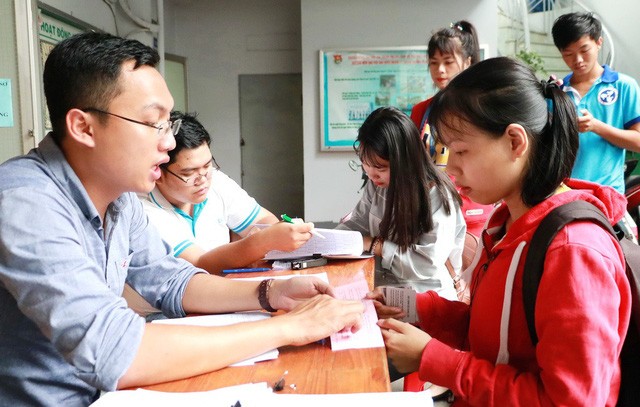 貧困大學生獲領取車票回鄉過年。