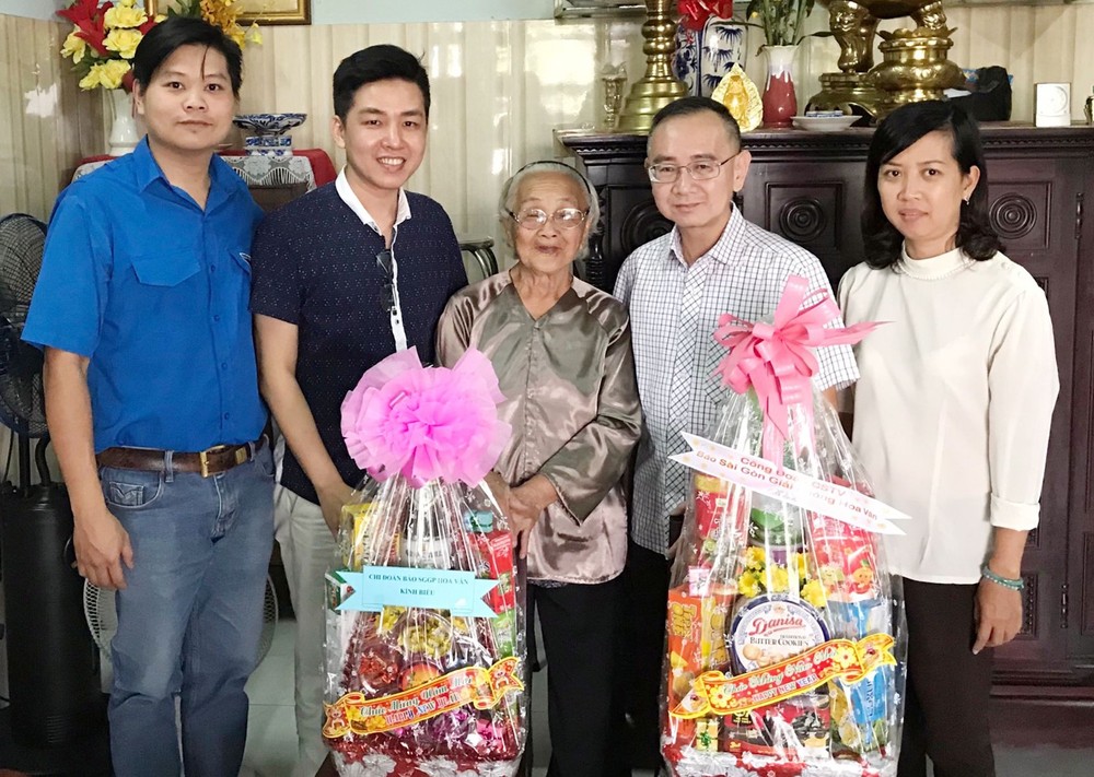 本報編委、編輯部主任范興率領的本報工會和共青團昨(7)日前往向華人越南英雄母親顏氏喜祝賀新年。