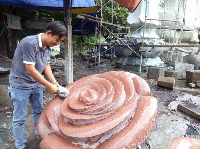 黎晉安在石雕加工廠工作。