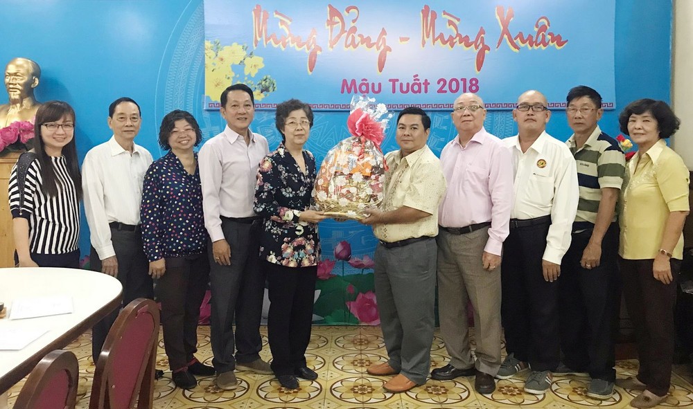 市統一粵劇團顧問會向市各少數民族文學藝術協會拜年。