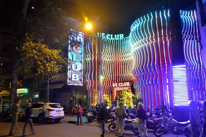 市公安機關對第五郡Club 86酒吧(見圖)進行檢查。