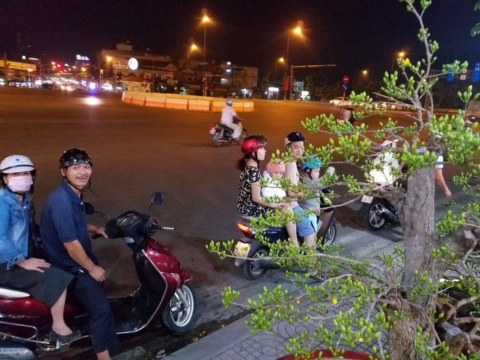 西貢人趕夜買梅花 ảnh 2