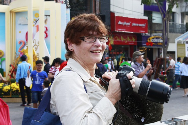 阮惠花街人山人海 ảnh 1