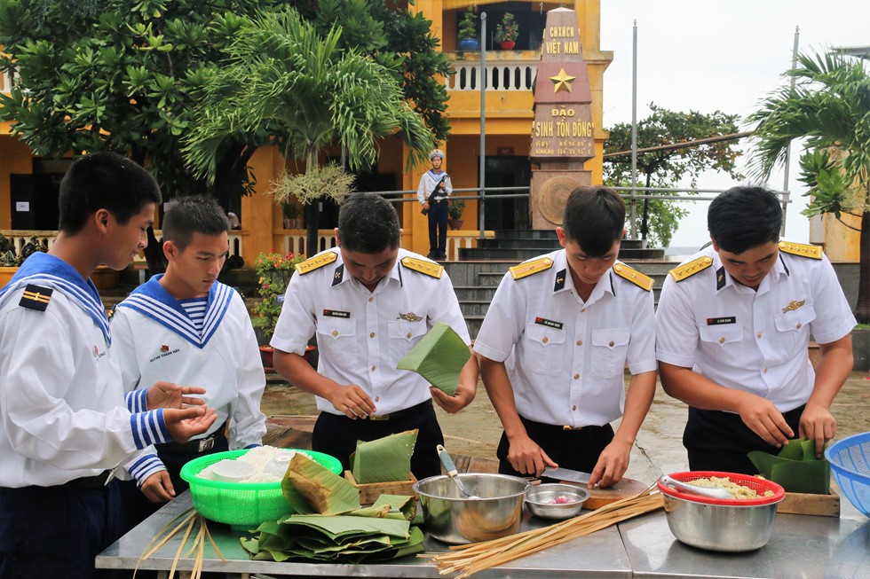 在東生存島的主權碑旁邊包粽子活動。