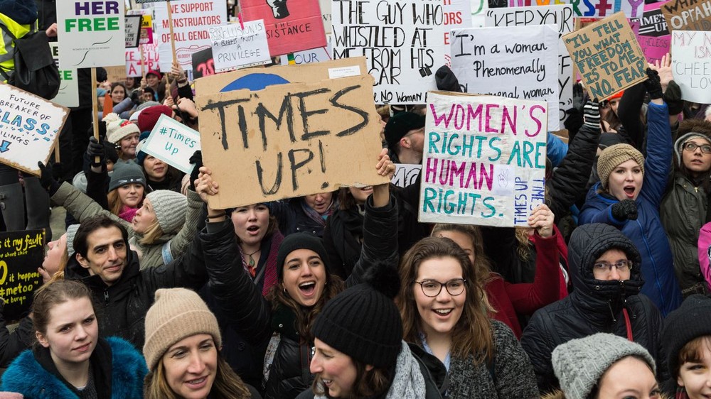 近200名英國女性演藝人員18日發表聯名公開信，呼籲全社會終結性騷擾現象，並號召公眾向一個反性騷擾基金募捐。（圖源：互聯網）