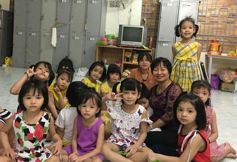 華人商販應氏蓮(後排右二)與孤兒們合照。