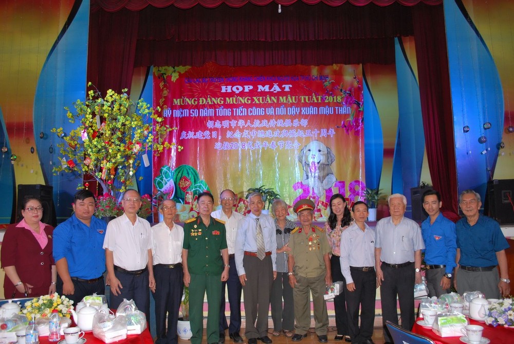 市領導和各革命老前輩與華人青年代表合照。