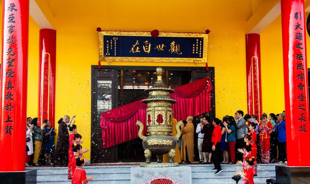 朱立基與張美蘭夫婦以及家眷為草堂禪寺觀音寶殿落成揭幕。