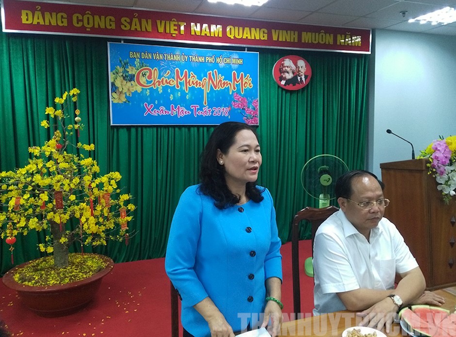 市委常務處委員、民運處主任阮氏麗(左)就市委民運處展開2018戊戌年春節關照情況作出報告。（圖源：市黨部新聞網）