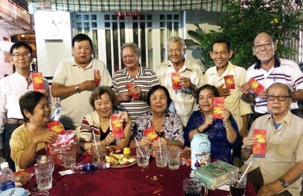 原堤岸全民(平民)小學校友日前歡聚一起祝賀新年。