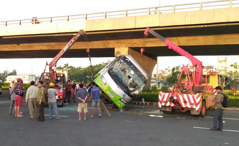 兩輛起重車將客車吊移事故現場。