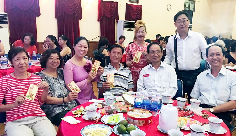 陳耀枝主任(右一)與各文藝工作者歡度新年。