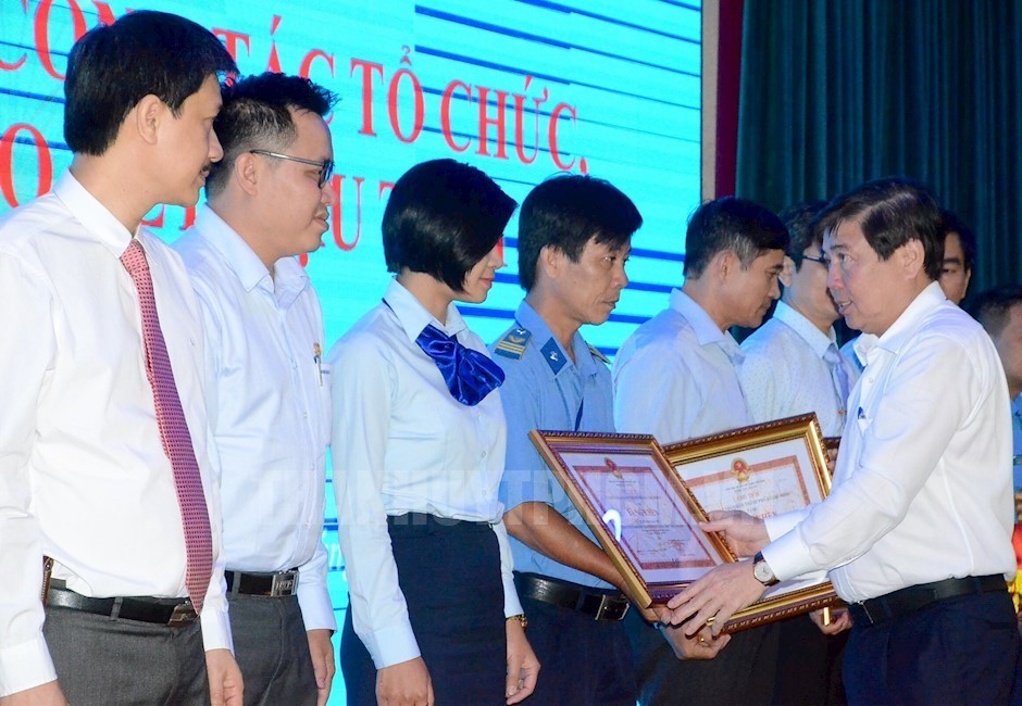 市人委會主席阮成鋒頒發獎狀給各集體與個人。