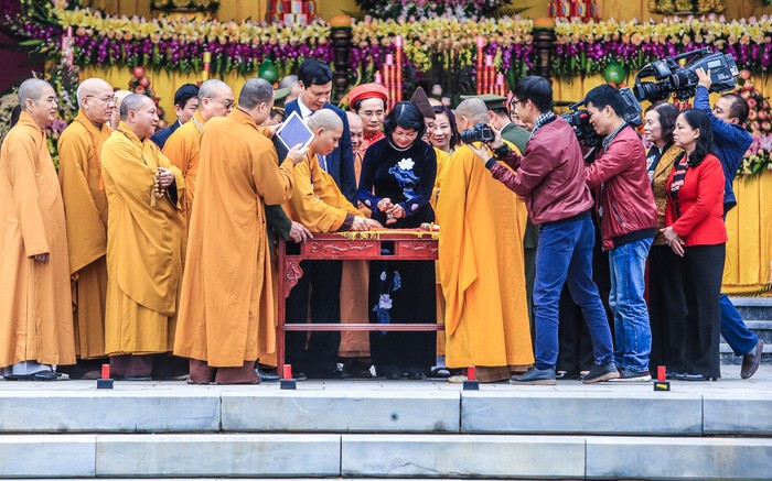 國家副主席鄧氏玉盛與各代表進行開印儀式。（圖源：南陳）