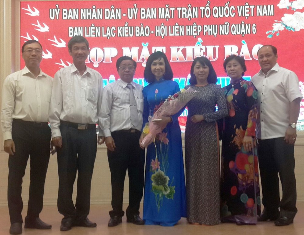 郡領導與僑胞合影。