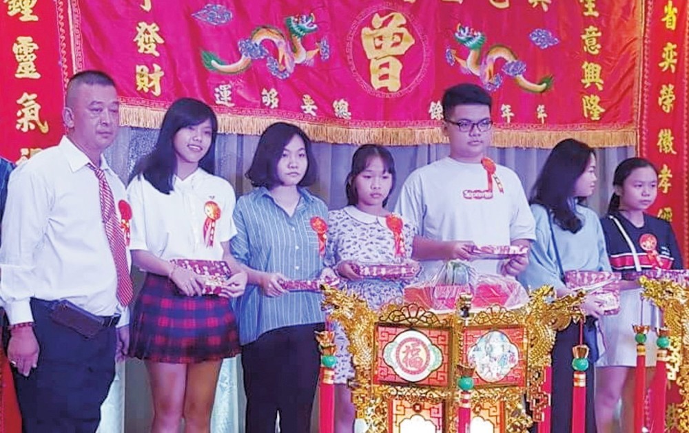 會長曾順明(左一)獎勵優秀子弟。