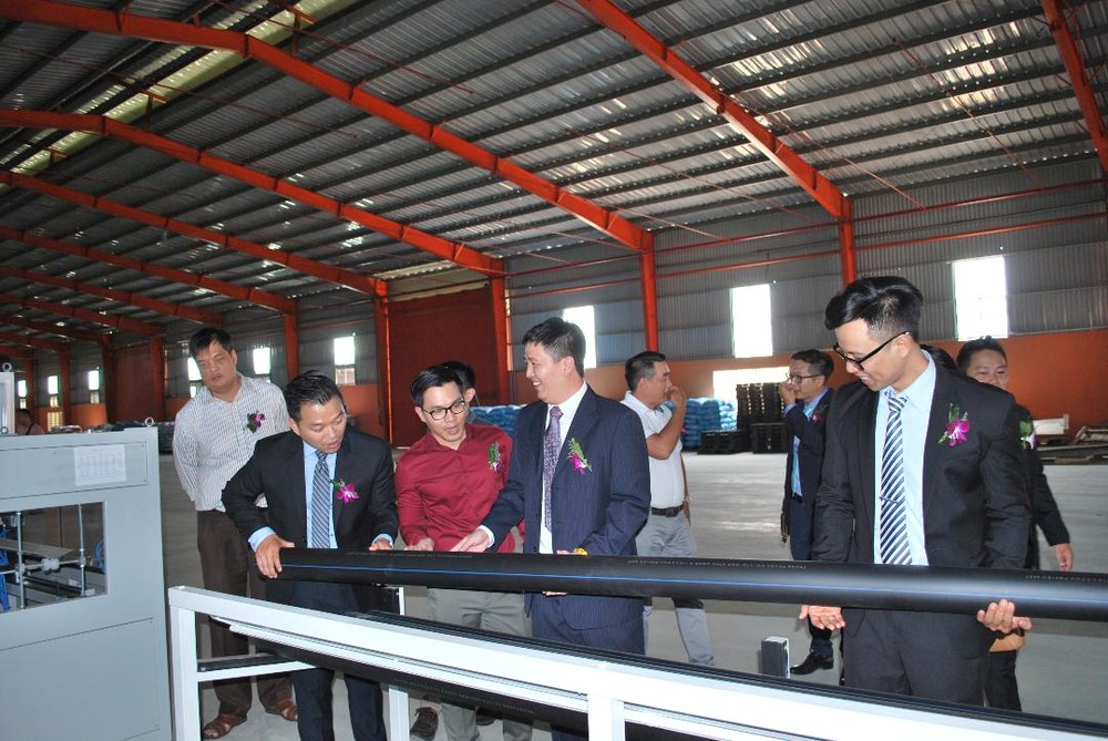 馬順通(右二)向賓客介紹公司產品。