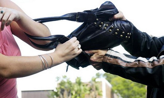 手袋搶劫一幕。（示意圖源：互聯網）