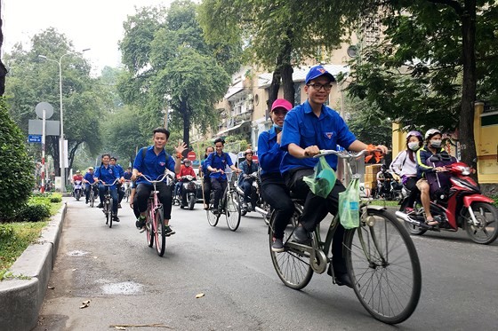 青年團員騎自行車參觀。