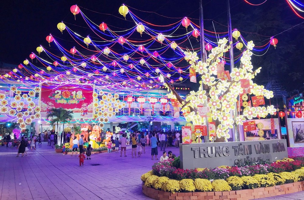 第五郡文化中心張燈結彩迎春禧。仁建 攝