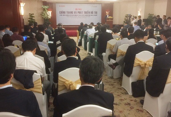 市房地產協會與日本海外生態城項目協議會(J-CODE)配合舉行的“整飭和發展胡志明市都市”研討會現場一隅。（圖源：海洋）