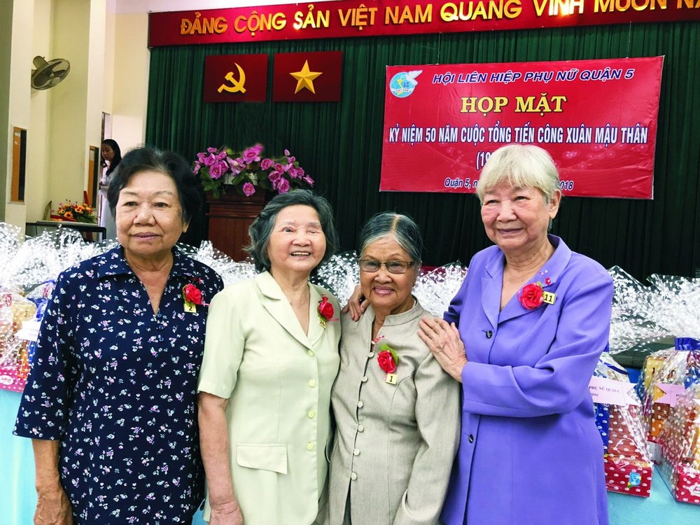 馮大娘（左二）與李金梅、余惠蓮在戊申之春總進攻與起義50週年紀念活動上歡聚一堂。