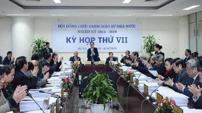國家教授職稱委員會所召開的會議。（圖源：HĐCDGSNN）