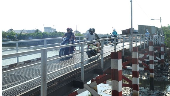 第八郡阮維街協恩二鐵橋。