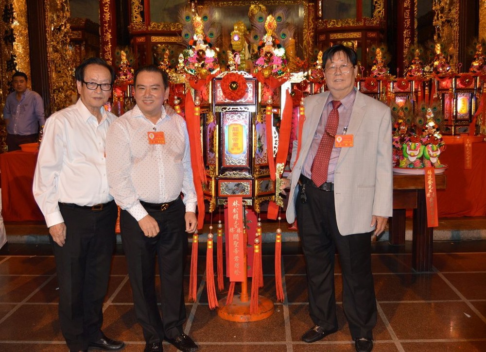 陳裕理事長(右)與投得和喜敬 「關聖帝君財燈」的福主林松耀 (左二)及萬盛發集團代表張豐裕 (左一)合照。(燕農 攝)